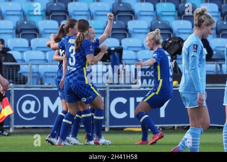 Manchester, Regno Unito. 31 ottobre 2021. Manchester, Inghilterra, 31 ottobre i giocatori festeggiano dopo che Erin Cuthbert (22 Chelsea) segna il primo gol durante la partita di semifinale della Vitality Womens fa Cup tra Manchester City e Chelsea all'Academy Stadium di Manchester, Inghilterra Natalie Mincher/SPP Credit: SPP Sport Press Photo. /Alamy Live News Foto Stock