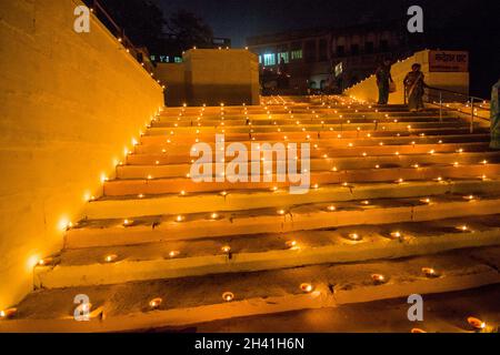 illumina il ghat ganga a varanasi durante la celebrazione di dev diwali Foto Stock