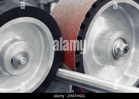 Strumenti costruzione e riparazione, macchina emery carta isolato su sfondo bianco. Foto Stock