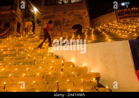 illumina il ghat ganga a varanasi durante la celebrazione di dev diwali Foto Stock