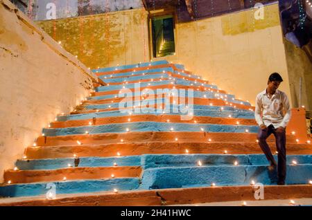 illumina il ghat ganga a varanasi durante la celebrazione di dev diwali Foto Stock