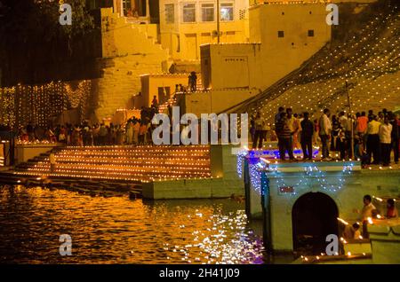 illumina il ghat ganga a varanasi durante la celebrazione di dev diwali Foto Stock