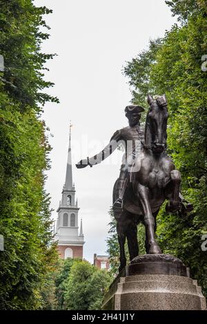 Statua di Paul Revere e Old North Church a Boston, USA Foto Stock