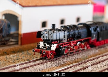 Treno modello in funzione in una mostra di treno modello. Macro fotografia con profondità di campo poco profonda Foto Stock