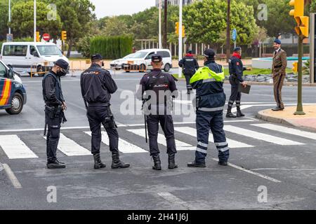 Huelva, Spagna - 30 ottobre 2021: Vista posteriore della polizia spagnola locale e nazionale mantenere l'ordine pubblico nelle strade di Huelva, Spagna Foto Stock