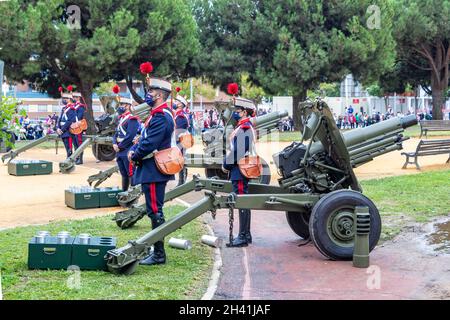 Huelva, Spagna - 30 ottobre 2021: Salutando i cannoni della Guardia reale spagnola in Avenida Andalusia, Huelva, Spagna Foto Stock