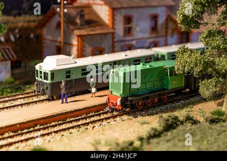 Treno modello in funzione in una mostra di treno modello. Macro fotografia con profondità di campo poco profonda Foto Stock