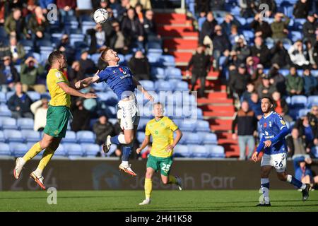 OLDHAM, REGNO UNITO. 30 OTTOBRE il Davis Keillor-Dunn di Oldham Athletic durante la partita della Sky Bet League 2 tra Oldham Athletic e Swindon Town al Boundary Park di Oldham sabato 30 Ottobre 2021. (Credit: Eddie Garvey | MI News) Credit: MI News & Sport /Alamy Live News Foto Stock