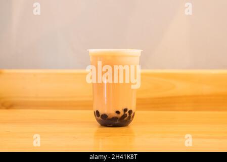 Il tè oolong con bolle o perle, noto anche per il suo tè bolla in inglese o anche come boba, è una bevanda di tè aromatizzata dolce inventata in Taiwan. Foto Stock