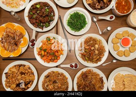 Quantità di piatti asiatici, patate dolci Noodles, tagliatelle di gamberi, manzo con peperoni e salsa di ostriche, pollo con bambù e funghi, anatra con arancia, Foto Stock