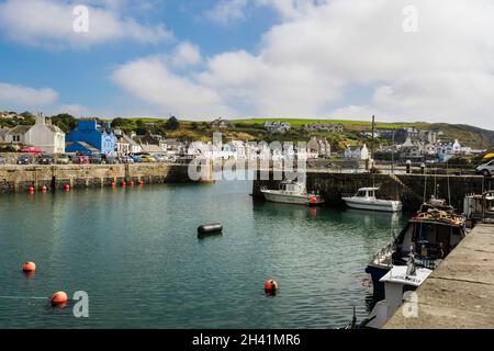 Barche da pesca ormeggiate nel porto nel villaggio della costa occidentale. Portpatrick, Dumfries e Galloway, Scozia, Regno Unito, Gran Bretagna, Europa Foto Stock