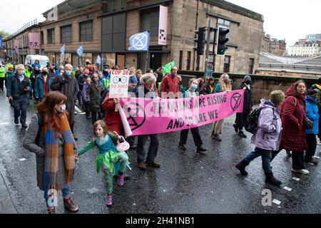 Centro di Edimburgo, la marcia attivista Cop26. Scozia, Regno Unito. Il 31 ottobre ha preso la seguente strada: Meadows, George IV Bridge, Mound, Bank St, Jeffery St, Canongate e finite al Parlamento. Si stima che circa 200 persone di tutte le età hanno partecipato a camminare per le strade umide della capitale. Credit: Arch White/Alamy Live News Foto Stock