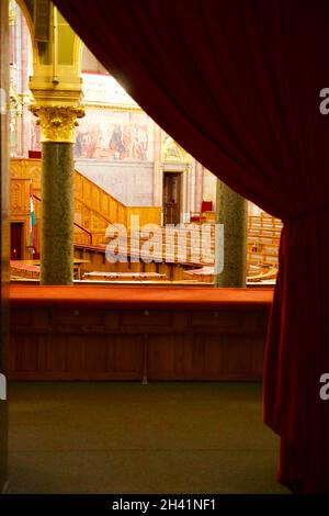 BUDAPEST, UNGHERIA - 03 MAR 2019: Vista da una galleria di visitatori nella Camera del Senato del governo ungherese nell'edificio del Parlamento Foto Stock