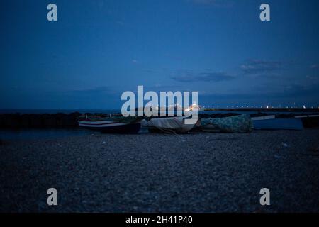 Riposto, Sicilia - 22 luglio 2021: Spiaggia di Riposto di notte, Sicilia Foto Stock