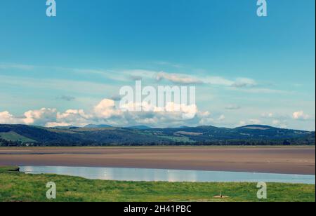 Vista sul fiume kent vicino a arnside e sandside in cumbria con le colline lakeland circostanti Foto Stock