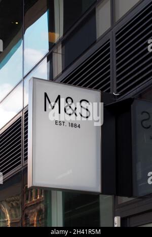 Insegna sopra un negozio di generi alimentari Marks and spencer nel centro di leeds Foto Stock