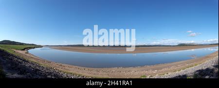 Vista panoramica sul fiume kent vicino a arnside e sandside in cumbria con le colline lakeland circostanti Foto Stock