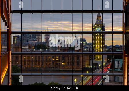 Un riflesso del Big ben, delle Houses of Paliament e del traffico che attraversa Westminster Bridge da un'angolazione insolita Foto Stock