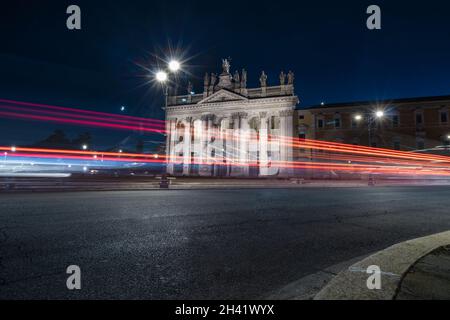 Stazione degli autobus di notte, Piazza san Giovanni di notte. Chiesa di San Giovanni in Laterano Roma. Foto Stock