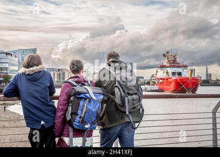 La gente si riunisce per vedere 'RRS Sir Davis Attenborough' a Greenwich, Londra, Regno Unito Foto Stock