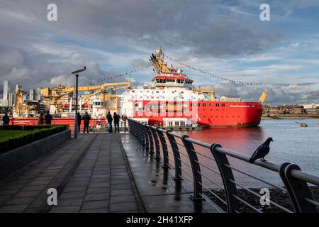 La gente si riunisce per vedere 'RRS Sir Davis Attenborough' a Greenwich, Londra, Regno Unito Foto Stock