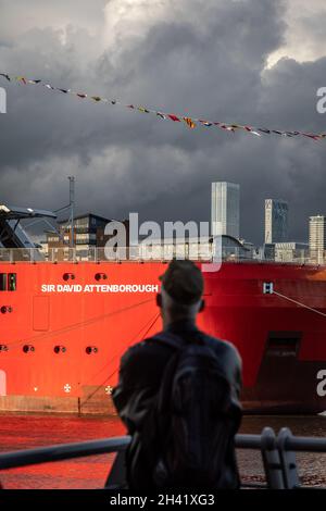 La gente si riunisce per vedere 'RRS Sir Davis Attenborough' a Greenwich, Londra, Regno Unito Foto Stock