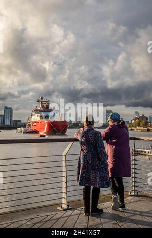 La gente si riunisce per vedere 'RRS Sir Davis Attenborough' a Greenwich, Londra, Regno Unito Foto Stock