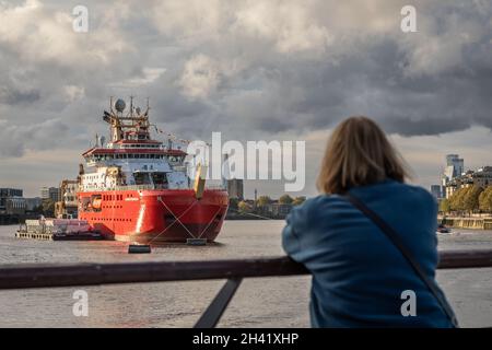 La gente si riunisce per vedere 'RRS Sir Davis Attenborough' a Greenwich, Londra, Regno Unito Foto Stock