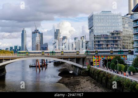 River Thames sviluppo lungo il fiume tra Vauxhall e Battersea, South West London, Regno Unito Foto Stock