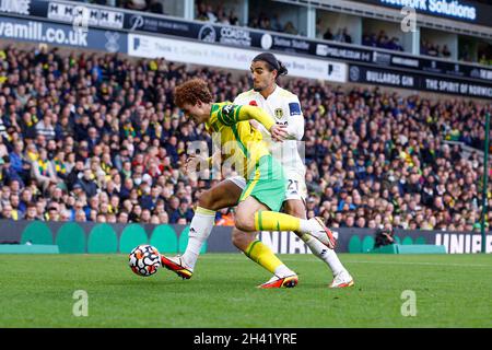 Norwich, Regno Unito. 31 ottobre 2021. Josh Sargent di Norwich City sotto la pressione di Pascal Struijk di Leeds United durante la partita della Premier League tra Norwich City e Leeds United a Carrow Road il 31 ottobre 2021 a Norwich, Inghilterra. (Foto di Mick Kearns/phcimages.com) Credit: PHC Images/Alamy Live News Foto Stock