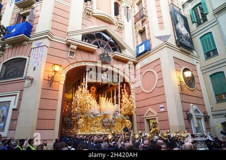 Malaga, Spagna. 23 ottobre 2021. I Penitenti portano la statua di Maria Santissima de la Paloma durante la processione straordinaria. È la prima processione di una Santa settimana di fraternità a Malaga dall'inizio della pandemia del Covid19. Credit: SOPA Images Limited/Alamy Live News Foto Stock