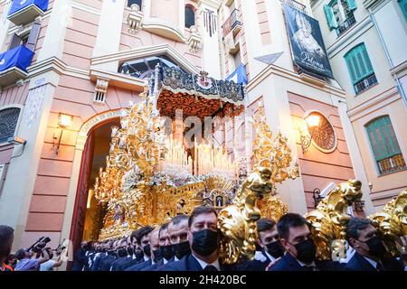 Malaga, Spagna. 23 ottobre 2021. I Penitenti portano la statua di Maria Santissima de la Paloma durante la processione straordinaria. È la prima processione di una Santa settimana di fraternità a Malaga dall'inizio della pandemia del Covid19. Credit: SOPA Images Limited/Alamy Live News Foto Stock