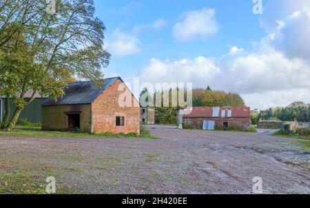 Sito di addestramento dei soldati dell'esercito britannico con fienile, case, uffici e annessi, area di addestramento Salisbury Plain, Regno Unito Foto Stock