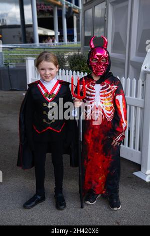 Ascot, Berkshire, Regno Unito. 30 Ottobre 2021. Oggi è stata una giornata intensa all'ippodromo di Ascot per la prima stagione dei salti. Le famiglie hanno anche apprezzato il funfair e le attività di Halloween per i bambini. Credit: Maureen McLean/Alamy Foto Stock