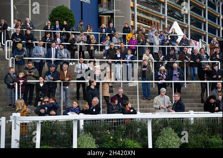 Ascot, Berkshire, Regno Unito. 30 Ottobre 2021. Oggi è stata una giornata intensa all'ippodromo di Ascot per la prima stagione dei salti. Le famiglie hanno anche apprezzato il funfair e le attività di Halloween per i bambini. Credit: Maureen McLean/Alamy Foto Stock