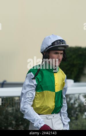 Ascot, Berkshire, Regno Unito. 30 Ottobre 2021. Salta Jockey Tom Bellamy. Credit: Maureen McLean/Alamy Foto Stock