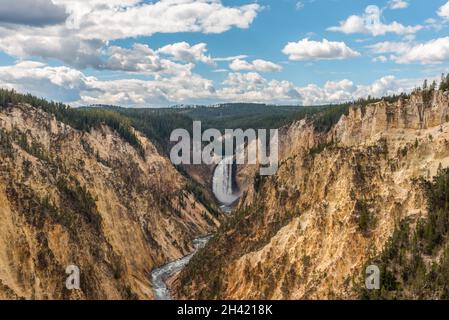 Fiume che scorre attraverso il famoso Grand Canyon del Yellowstone, USA Foto Stock