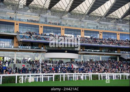 Ascot, Berkshire, Regno Unito. 30 Ottobre 2021. Oggi è stata una giornata intensa all'ippodromo di Ascot per la prima stagione dei salti. Le famiglie hanno anche apprezzato il funfair e le attività di Halloween per i bambini. Credit: Maureen McLean/Alamy Foto Stock