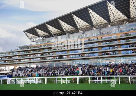 Ascot, Berkshire, Regno Unito. 30 Ottobre 2021. Oggi è stata una giornata intensa all'ippodromo di Ascot per la prima stagione dei salti. Le famiglie hanno anche apprezzato il funfair e le attività di Halloween per i bambini. Credit: Maureen McLean/Alamy Foto Stock