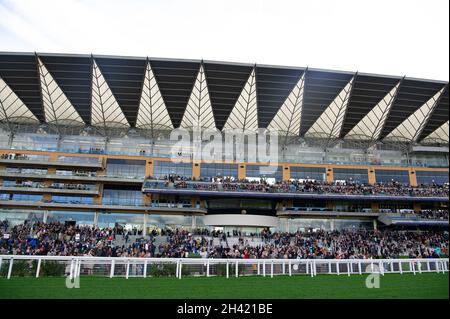 Ascot, Berkshire, Regno Unito. 30 Ottobre 2021. Oggi è stata una giornata intensa all'ippodromo di Ascot per la prima stagione dei salti. Le famiglie hanno anche apprezzato il funfair e le attività di Halloween per i bambini. Credit: Maureen McLean/Alamy Foto Stock