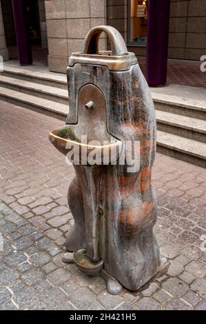 Fontana pubblica di acqua potabile sia per gli esseri umani che per i cani nel centro di Budapest, Ungheria, UE Foto Stock