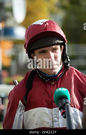 Jockey Tom Scudamore vincitore della Bateaux London handicap Huddle Race (Classe 1) (gara quotata) (gara GBB). Proprietario Sig. P Hickey. Allenatore Jonjo o’Neill, Cheltenham. Allevatore A V Bloodstock. Sponsor Wasdell Group. Credit: Maureen McLean/Alamy Foto Stock