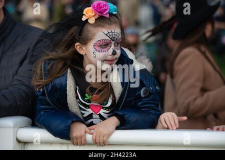 Ascot, Berkshire, Regno Unito. 30 Ottobre 2021. I giovani piloti hanno le loro facce dipinte e vestirsi per Halloween. Oggi è stata una giornata intensa all'ippodromo di Ascot per la prima stagione dei salti. Le famiglie hanno anche apprezzato il funfair e le attività di Halloween per i bambini. Credit: Maureen McLean/Alamy Foto Stock