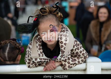 Ascot, Berkshire, Regno Unito. 30 Ottobre 2021. I giovani piloti hanno le loro facce dipinte e vestirsi per Halloween. Oggi è stata una giornata intensa all'ippodromo di Ascot per la prima stagione dei salti. Le famiglie hanno anche apprezzato il funfair e le attività di Halloween per i bambini. Credit: Maureen McLean/Alamy Foto Stock