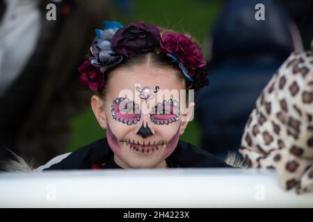 Ascot, Berkshire, Regno Unito. 30 Ottobre 2021. I giovani piloti hanno le loro facce dipinte e vestirsi per Halloween. Oggi è stata una giornata intensa all'ippodromo di Ascot per la prima stagione dei salti. Le famiglie hanno anche apprezzato il funfair e le attività di Halloween per i bambini. Credit: Maureen McLean/Alamy Foto Stock