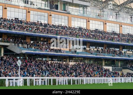 Ascot, Berkshire, Regno Unito. 30 Ottobre 2021. Oggi è stata una giornata intensa all'ippodromo di Ascot per la prima stagione dei salti. Le famiglie hanno anche apprezzato il funfair e le attività di Halloween per i bambini. Credit: Maureen McLean/Alamy Foto Stock