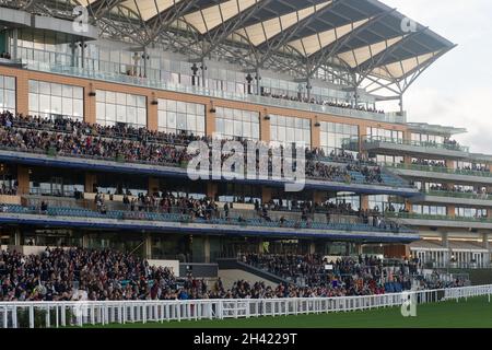 Ascot, Berkshire, Regno Unito. 30 Ottobre 2021. Oggi è stata una giornata intensa all'ippodromo di Ascot per la prima stagione dei salti. Le famiglie hanno anche apprezzato il funfair e le attività di Halloween per i bambini. Credit: Maureen McLean/Alamy Foto Stock