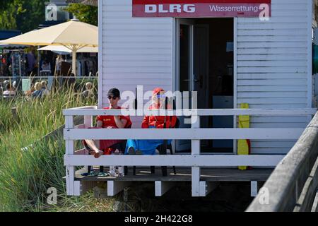 Capanna di legno di DLRG, Società tedesca di salvataggio sulla spiaggia della baia di Lubecca sul Mar Baltico Foto Stock