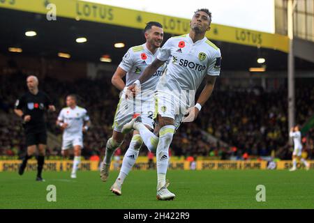 Norwich, Regno Unito. 31 ottobre 2021. Raphinha del Leeds United festeggia il primo gol delle sue squadre. Premier League Match, Norwich City contro Leeds United a Carrow Road a Norwich domenica 31 ottobre 2021. Questa immagine può essere utilizzata solo a scopo editoriale. Solo per uso editoriale, licenza richiesta per uso commerciale. Nessun uso in scommesse, giochi o un singolo club/campionato/player pubblicazioni. pic di Steffan Bowen/Andrew Orchard sport fotografia/Alamy Live news credito: Andrew Orchard sport fotografia/Alamy Live News Foto Stock