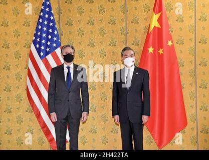 (211031) -- ROMA, 31 ottobre 2021 (Xinhua) -- il Consigliere di Stato e Ministro degli Esteri cinese Wang Yi (R) incontra il Segretario di Stato americano Antony Blinken a Roma, Italia, 31 ottobre 2021. (Xinhua/Jin Mamengni) Foto Stock